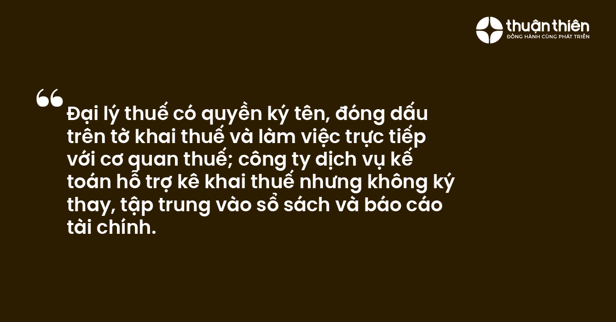 Đại l&yacute; thuế c&oacute; quyền k&yacute; t&ecirc;n, đ&oacute;ng dấu tr&ecirc;n tờ khai thuế v&agrave; l&agrave;m việc trực tiếp với cơ quan thuế; c&ocirc;ng ty dịch vụ kế to&aacute;n hỗ trợ k&ecirc; khai thuế nhưng kh&ocirc;ng k&yacute; thay, tập trung v&agrave;o sổ s&aacute;ch v&agrave; b&aacute;o c&aacute;o t&agrave;i ch&iacute;nh.